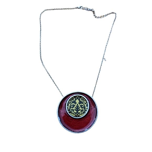 Pink Baroque Motif Pendant Necklace - Picture 3 of 4